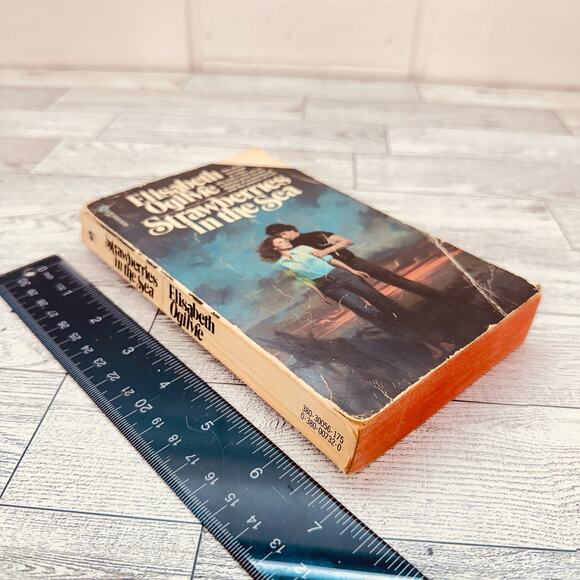 Strawberries In The Sea - Elisabeth Ogilvie 1977 Vtg Avon 1st Print Paperback PB - Picture 9 of 13